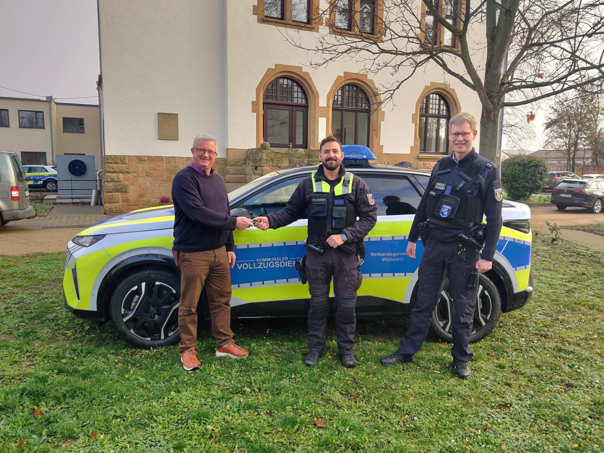 Bürgermeister Rocker mit den Mitarbeitern des Vollzugsdienstes der VG Wölstein Bürgermeister Rocker mit den Mitarbeitern des Vollzugsdienstes der VG Wölstein