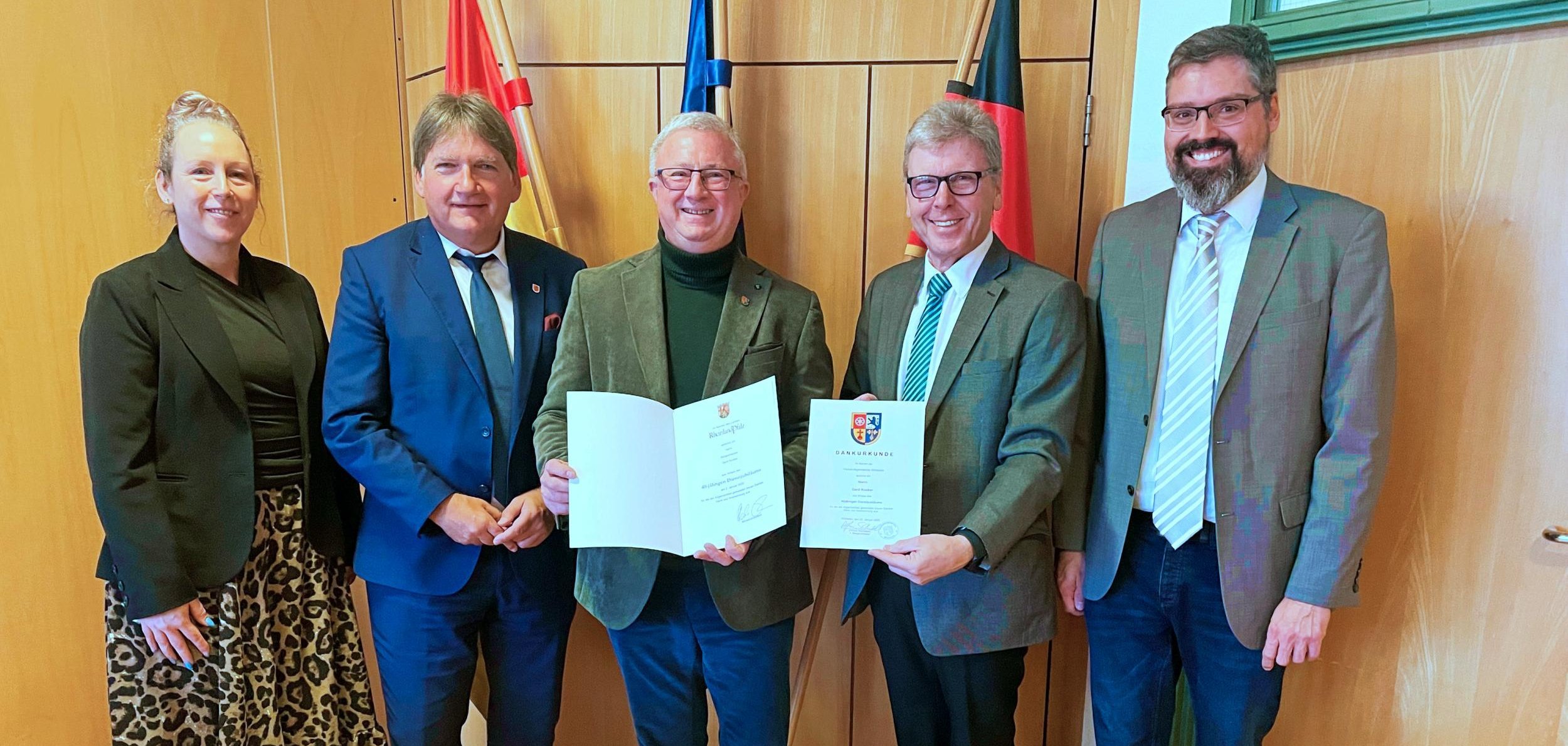 Personalratsvorsitzende Olivia Matheis-Grieder, Landrat Heiko Sippel, Jubilar Gerd Rocker, Beigeordneter Alfons Schnabel und Referatsleiter der Kommunalaufsicht, Rechtsangelegenheiten in der Kreisverwaltung Jan Weindorf.