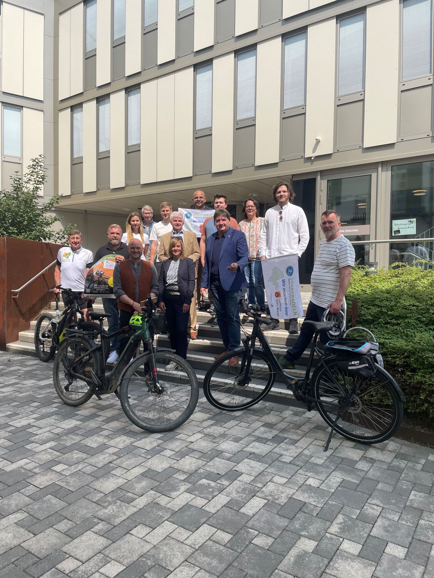 Landrat Heiko Sippel (vorne, 2. v.r.), Beige-ordnete Stephanie Jung (vorne, 3. v.r.) und Vertreterinnen und Vertreter der Verbands-gemeinden kamen zum Auftakt des Stadtra-delns zusammen