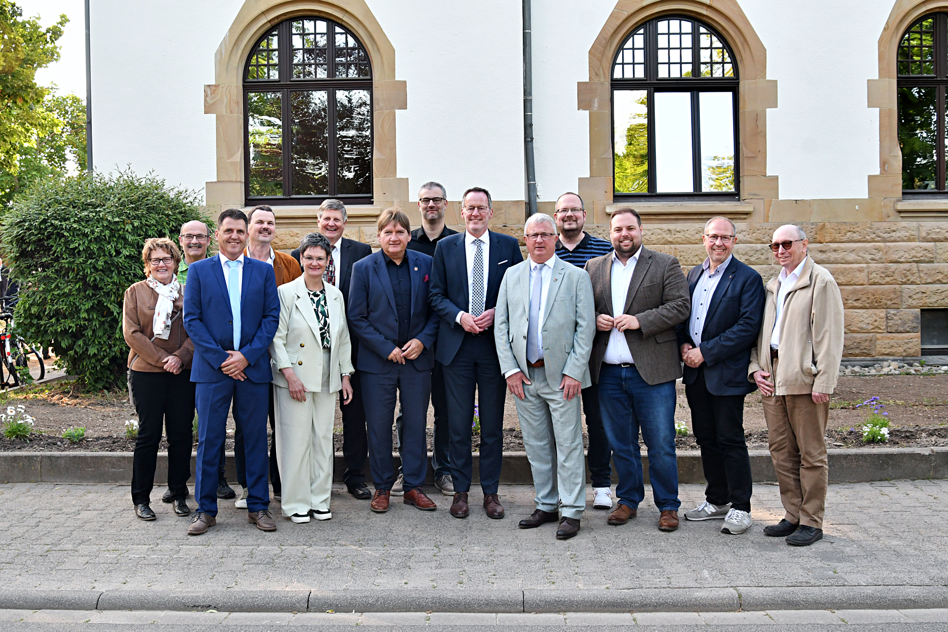 Gruppenbild vor dem Verwaltungsgebäude