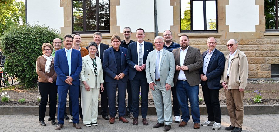 Gruppenbild vor dem Verwaltungsgebäude