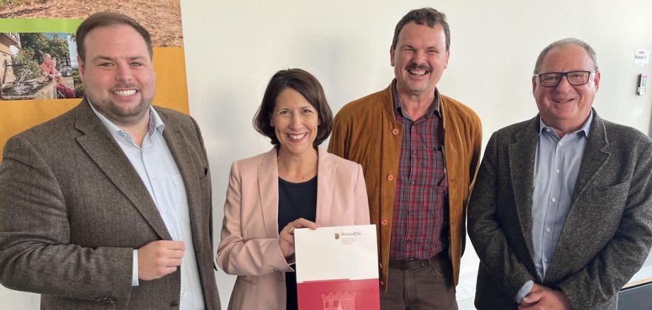 Ortsbürgermeister Johannes Brüchert, Ministerin Daniela Schmitt, Ortsbürgermeister Jürgen Vollmer und Peter Hanuschek