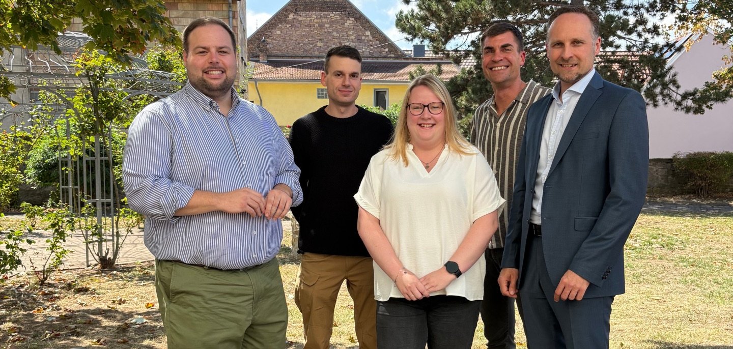 Bürgermeister Johannes Brüchert begrüßte die neuen Kolleginnen und Kollegen Christian Dorsheimer, Svenja Emrich, Christopher Louis und Dr. Matthias Meyer-Schwarzenberger.