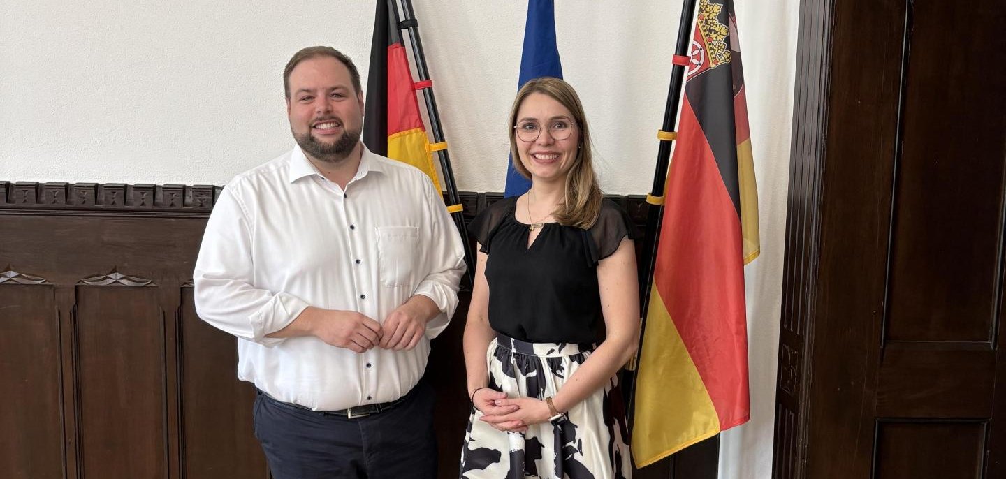Bürgermeister Brüchert und Notarin Pickard