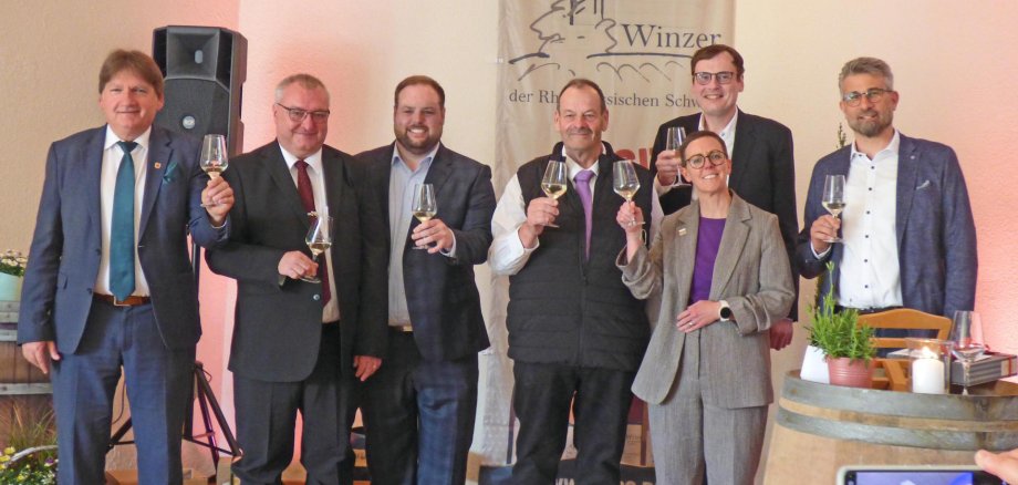 Stießen mit Wein aufs 90-jährige Bestehen der Genossenschaft „Winzer der Rheinhessischen Schweiz“ an: (von links) Heiko Sippel, Matthias Heßdörfer, Johannes Brüchert, Gunter Dexheimer, Nathalie Hartenstein, Volker Hartke und Jörg Zöller.