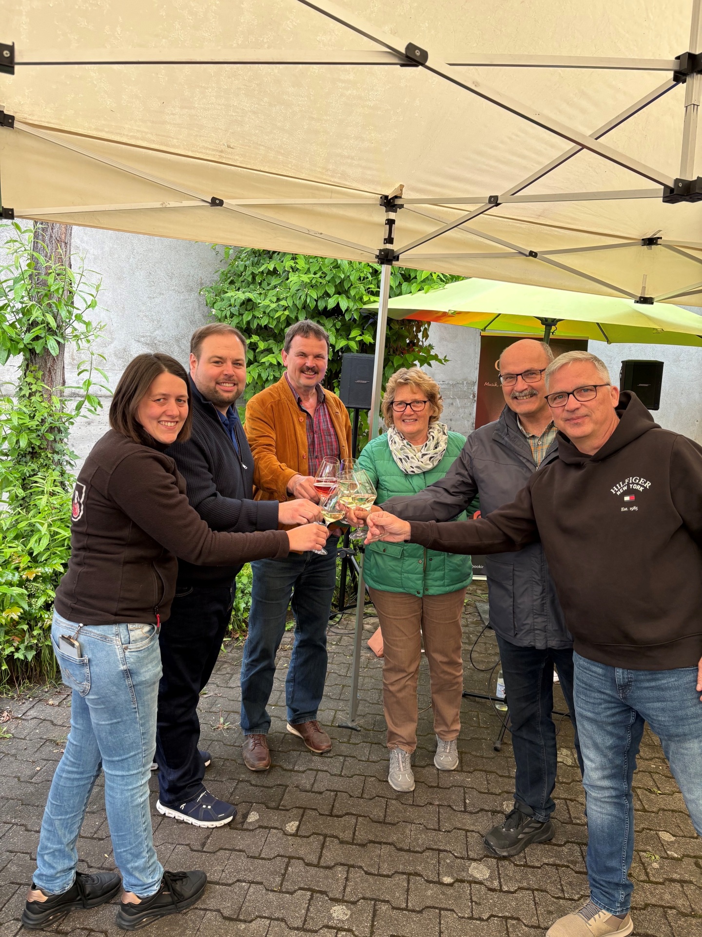 Auf die Eröffnung der Feieroomende stoßen Katharina Faust-Marchert, Bürgermeister Johannes Brüchert sowie Ortsbürgermeister Jürgen Vollmer, Annerose Kinder, Jochen Emrich, Thorsten Jahn gemeinsam an.