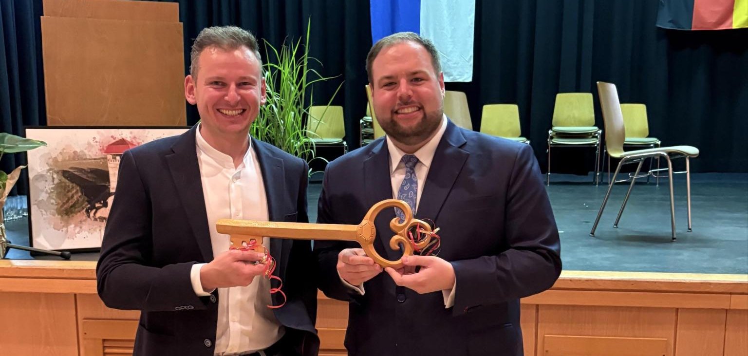 Symbolische Schlüsselübergabe Der neue und der alte Ortsbürgermeister der OG Wöllstein