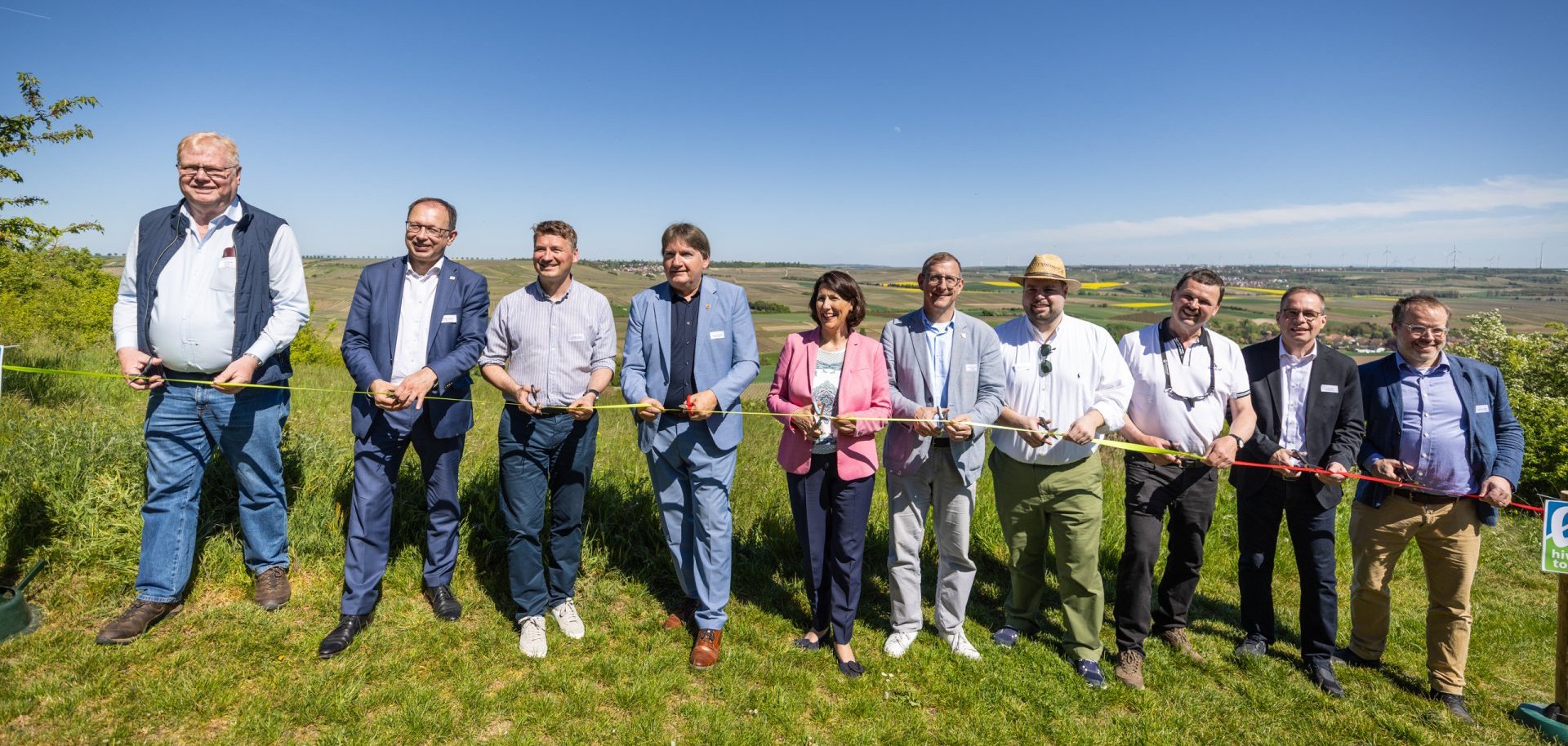 Eröffnung der neuen Hiwweltouren Ministerin Daniela Schmitt mit den Verantwortlichen und Ehrengästen