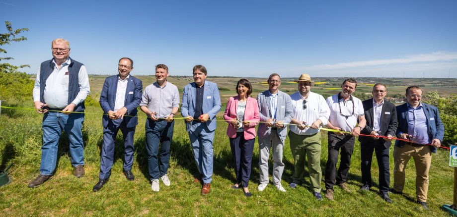 Eröffnung der neuen Hiwweltouren Ministerin Daniela Schmitt mit den Verantwortlichen und Ehrengästen