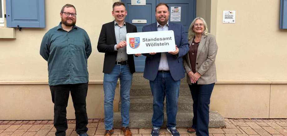 v.l.n.r. Standesbeamter Greif, Ortsbürgermeister Schnabel, Bürgermeister Brüchert, Standesbeamtin Groß
